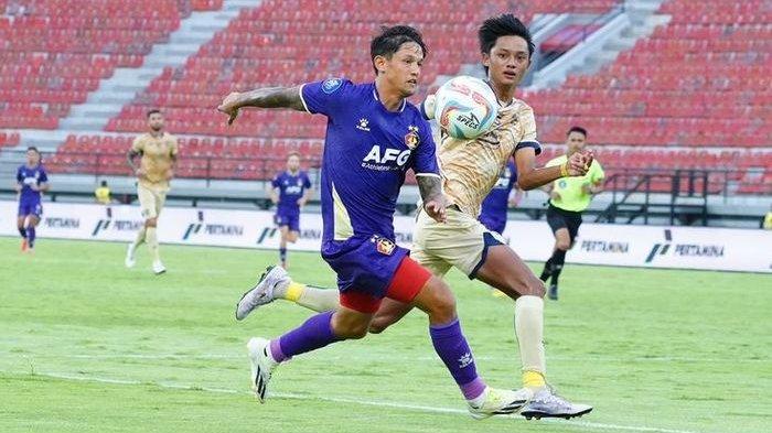 Pemain Persik Kediri dan Dewa United dalam pertandingan sebelumnya