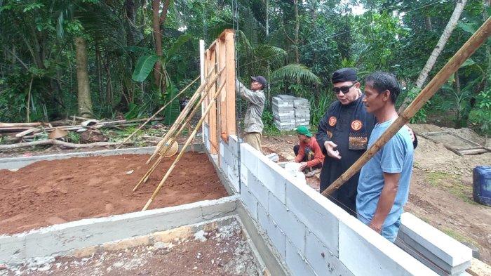 Sosok dermawan, Isep Dadang Sukmana (pakain hitam) sedang berbincang dengan Ato, pemilik rumah reyot yang dirobohkan untuk diganti hunian lebih layak di Sukabumi, Minggu (21/4/2024).