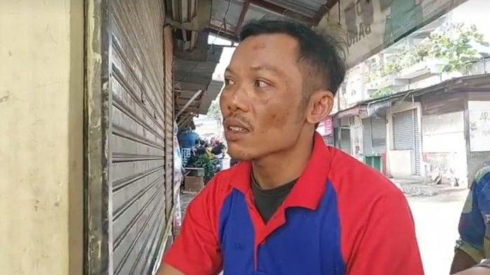 Iskandar men ceritakan detik-detik kebakaran di Pasar Sadang Serang, Bandung.