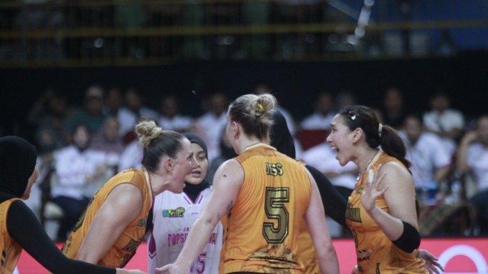 SELEBRASI TIM POPSIVO - Jakarta Popsivo Polwan melakukan selebrasi seusai mengalahkan Jakarta Electric PLN dengan skor 3-2 (25-23, 20-25, 19-25, 25-17, 15-13) pada babak final four Proliga 2025 di GOR Jayabaya, Kota Kediri, Jawa Timur, Minggu (20/4/2025). (Laman Resmi Proliga)