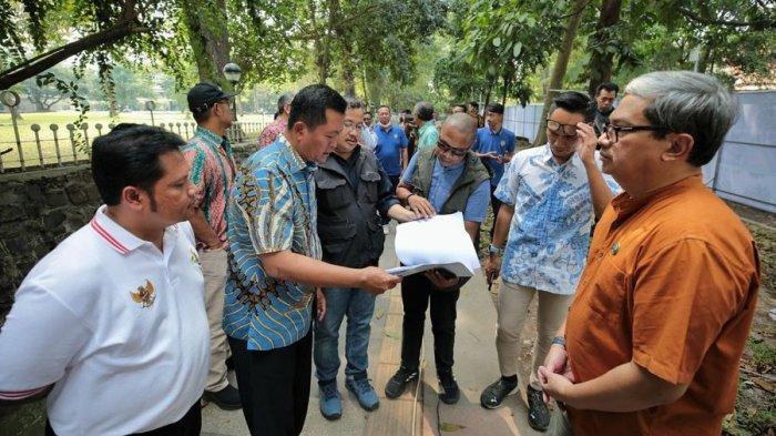Plh Wali Kota Bandung, Ema Sumarna di sela-sela meninjau Jalan Ganesha, Jumat (18/08/2023). Trotoar Jalan Ganesha yang bebas PKL mulai dipercantik dan ditargetkan pembangunannya tuntas pada Desember 2023.