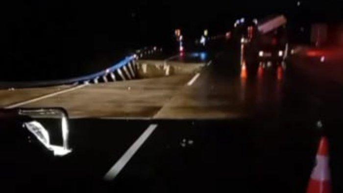 Jalan Tol Bogor-Ciawi-Sulabumi (Bocimi) seksi II Cibadak longsor atau ambles, Rabu (03/03/2024). Akibatnya ruas tol ini tidak tidak bisa dilewati.