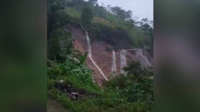 Jalan penghubung Kecamatan Peundeuy dan Kecamatan Cibalong tepatnya di Desa Toblong, Kabupaten Garut, Jawa Barat terputus akibat longsor, Rabu (11/9/2024) dini hari. 