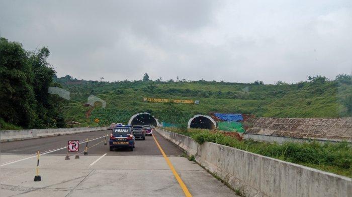 Suasana terowongan kembar di jalur seksi dua Pamulihan-Sumedang Tol Cisumdawu, Jumat (29/4/2022) siang.