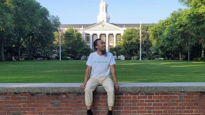 PENERIMA BEASISWA LPDP - Penerima beasiswa LPDP (Lembaga Pengelola Dana Pendidikan), Janu Muhammad berkesempatan mengenyam pendidikan di University of Birmingham dan memilih program Human Geography.