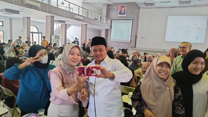 Wakil Gubernur Jawa Barat Uu Ruzhanul Ulum saat melakukan kunjungan kerja di Kampus Universitas Wiralodra Indramayu, Selasa (29/8/2023).