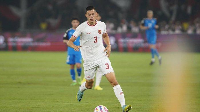 Jay Idzes, pemain Timnas Indonesia, saat berlaga melawan Filipina di Stadion Gelora Bung Karno, Selasa (11/6/2024).