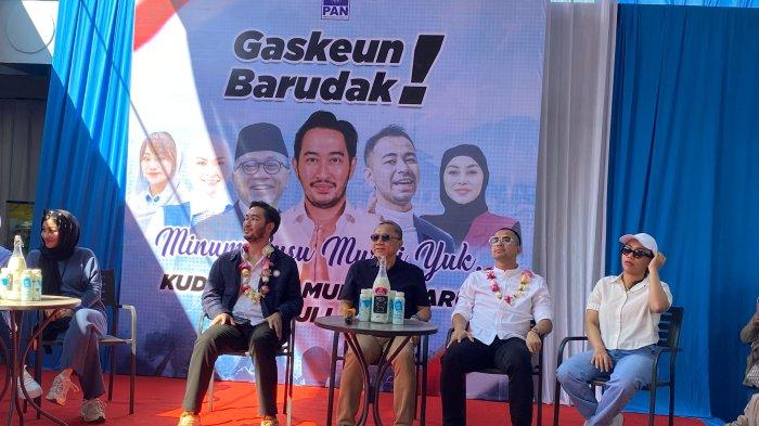 Jeje Govinda, Zulkifli Hasan, dan Raffi Ahmad saat berkunjung ke KUD Sarwa Mukti di Desa Jambudipa, Kecamatan Cisarua, KBB.