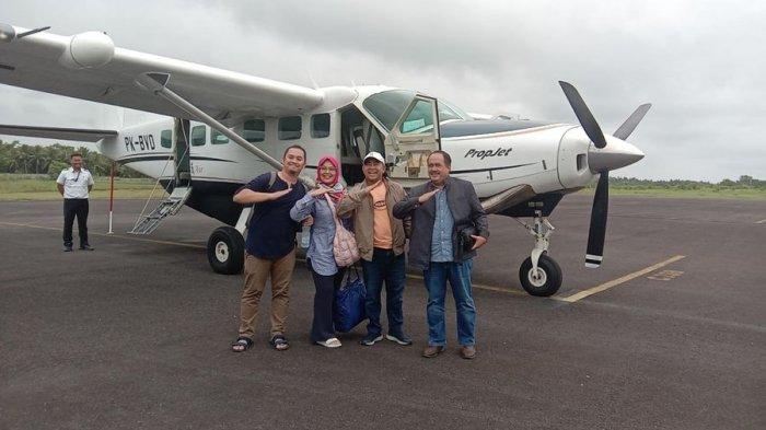 Bupati Pangandaran Jeje Wiradinata (kanan) bersama penumpang pesawat Susi Air dengan rute penerbangan baru Pangandaran-Bandung di Bandara Nusawiru Cijulang, Pangandaran, Jumat (29/12/2023). Pesawat ini memiliki kapasitas 12 penumpang.