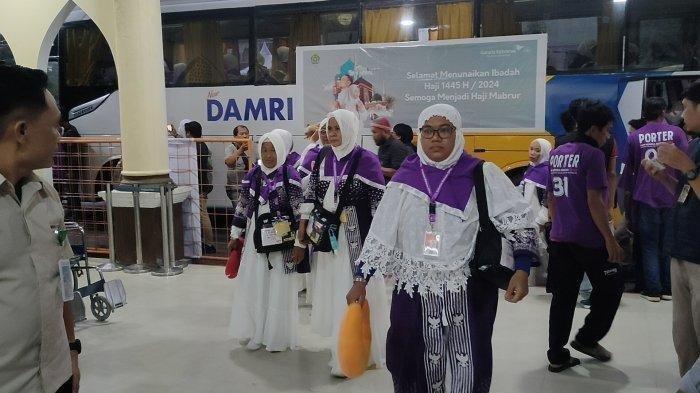 Jemaah calon haji (JCH) Embarkasi Makassar asal Kabupaten Gowa, Sulawesi Selatan akhirnya bisa tersenyum usai insiden pesawat rusak hingga membuat keberangkatan ke Madinah tertunda. Rabu (15/5/2024) malam mereka diterbangkan ke Bandara Madinah.