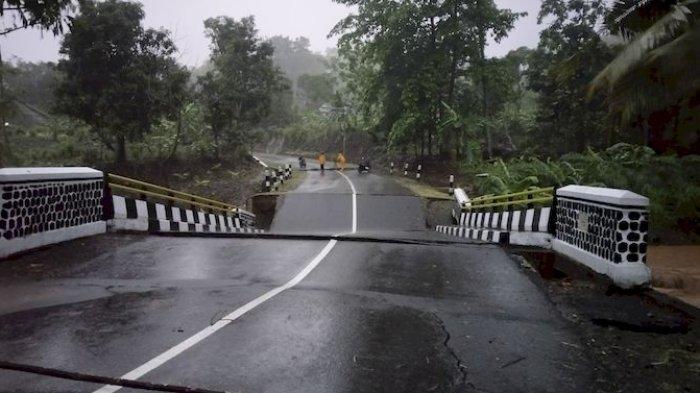 Jembatan di ruas jalan Loji - Puncak Darma, Km Bdg 161+784 amblas, imbas hujan dengan intensitas tinggi yang melanda Kabupaten Sukabumi.