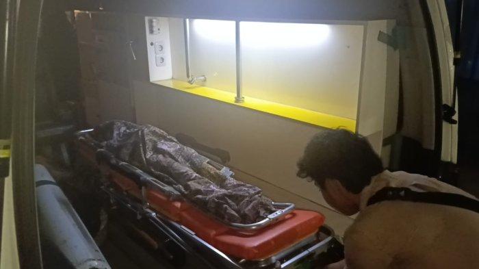 Jenazah Albi Ruffi Ozara (9) Siswa SD Negeri Jayamukti Blanakan saat di bawa ke ambulans untuk diautopsi di RS Bhayangkara Indramayu.