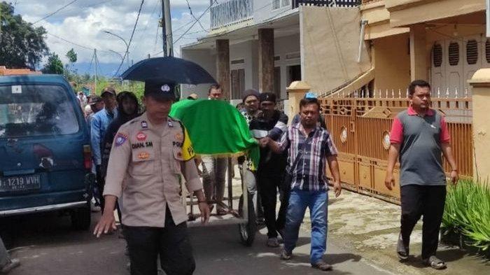 Jenazah Deden Hamdani petugas Kelompok Petugas Pemungutan Suara (KPPS) di Garut saat akan dimakamkan di Kampung Depok, Desa Sukamukti, Kecamatan Sukawening, Kabupaten Garut, Minggu (18/2/2024). 
