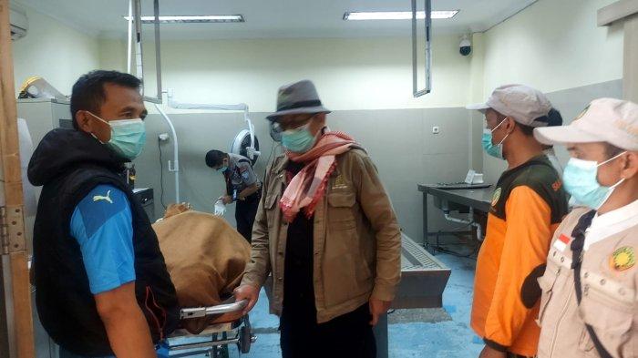 Jenazah Panji Nurhakim, aktivis kemanusiaan Siaga Bencana (Sigap) Persis, saat berada di RSUD Dr Slamet Garut, Minggu (15/10/2023).