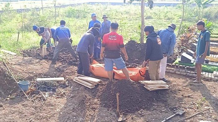 Dua jenazah yang sempat telantar di Baleendah karena tak ada biaya pemakaman, kini sudah dimakamkan di TPU Tegalluar, Bojongsoang, Kabupaten Bandung, Sabtu (30/9/2023).