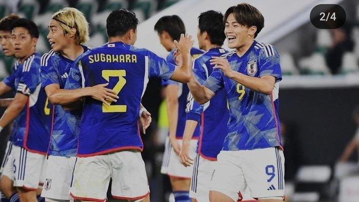 Para pemain Jepang merayakan gol ke gawang Jerman dalam laga uji coba di Volkswagen Arena, Wolfsburg, Minggu (10/9/2023) dini hari WIB.