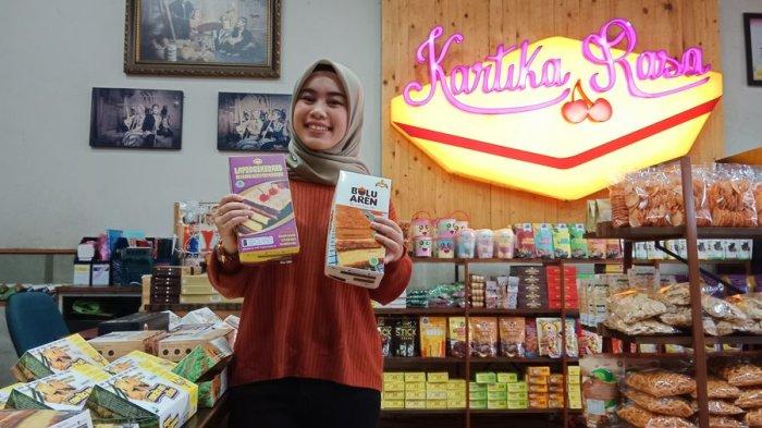 Jinandya Mentari Nurrachelia, pemilik gerai Kartika Rasa saat ditemui TribunJabar.id, menunjukkan produk bolu aren dan lapis Sumedang di Jalan Raya Sumedang-Bandung, Cibeusi, Kecamatan Jatinangor, Kabupaten Sumedang, Jumat (3/11/2023) sore.