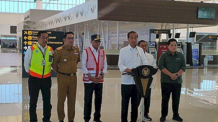 Presiden RI Jokowi didampingi Menteri BUMN Erick Thohir dan Gubernur Jabar, Ridwan Kamil, bersama sejumlah pejabat berkunjung ke Bandara Kertajati Majalengka, Selasa (11/7/2023).