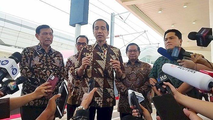 Presiden Jokowi saat memberikan keterangan di Stasiun Padalarang, Kabupaten Bandung Barat (KBB), Senin (2/10/2023).