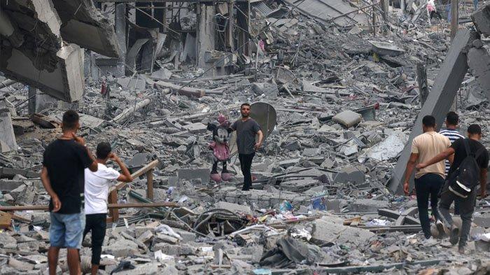 Sejumlah warga Palestina memeriksa kerusakan akibat gempuran udara Israel di lingkungan al-Rimal, Gaza City, Selasa (10/10/2023).