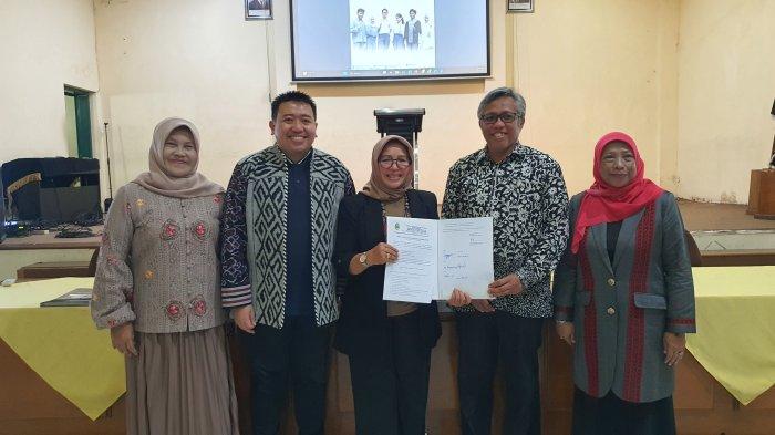 REKTOR ITB KETUA KOMITE SMAN 3 - Plt Kepala SMAN 3 Bandung, Tuti Kurniawati (tengah), saat menyerahkan SK komite sekolah kepada Rektor ITB, Tatacipta Dirgantara (kedua kanan), yang dilantik menjadi Ketua Komite SMAN 3 Bandung periode 2025 - 2028 di Aula Baru SMAN 3 Bandung, Jalan Belitung, Kota Bandung, Selasa (8/7/2025). Rektor Universitas Padjadjaran (Unpad), Arief S Kartasasmita menjadi Wakil Ketua I.