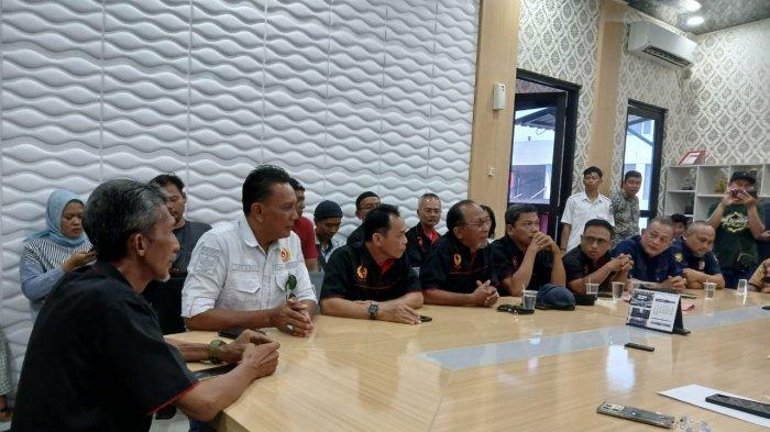 Jajaran pengurus Komite Olahraga Nasional Indonesia (KONI) Kota Cirebon diterima oleh Ketua Badan Kehormatan (BK) DPRD Kota Cirebon, Abdul Wahid Wadinih dan jajaran untuk menindaklanjuti sikap arogansi Ketua DPRD Kota Cirebon, Andrie Sulistio di Gedung DPRD Kota Cirebon pada Senin (7/10/2024) siang.