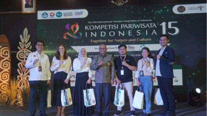 KOMPETISI PARIWISATA - Kompetisi Pariwisata Indonesia ke-15 (KPI 15), yang diselenggarakan oleh D3 Usaha Perjalanan Wisata Politeknik Negeri Bandung dengan dukungan penuh dari Kementerian Pariwisata Republik Indonesia, menghadirkan tamu undangan istimewa dari kalangan pemerintah, asosiasi pariwisata, dan pimpinan perguruan tinggi sebagai bentuk pengakuan terhadap eksistensi dan relevansi KPI 15 dalam mendorong pengembangan sektor pariwisata nasional.