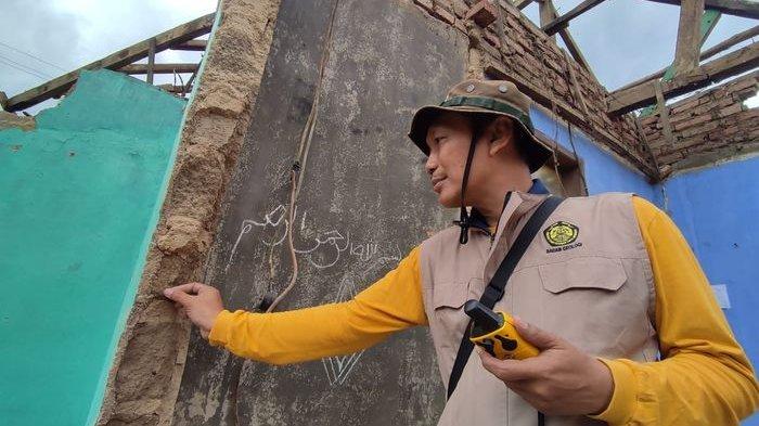 Koordinator Mitigasi Gempa Bumi dan Tsunami Pusat Vulkanologi dan Mitigasi Bencana Geologi (PVMBG), Supartoyo, saat memeriksa kondisi bangunan di Kampung Pengkoran, Desa Cisarua, Kecamatan Samarang, Kabupaten Garut, Jawa Barat, Sabtu (4/2/2023), yang rusak akibat gempa magnitudo 4,3 pada Rabu (1/2/2023). 