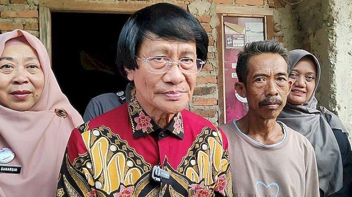 Ketua Lembaga Perlindungan Anak Indonesia (LPAI) Seto Mulyadi alias Kak Seto berkunjung ke rumah bocah korban rudapaksa di Kecamatan Kedokan Bunder, Indramayu, Jumat (22/12/2023).