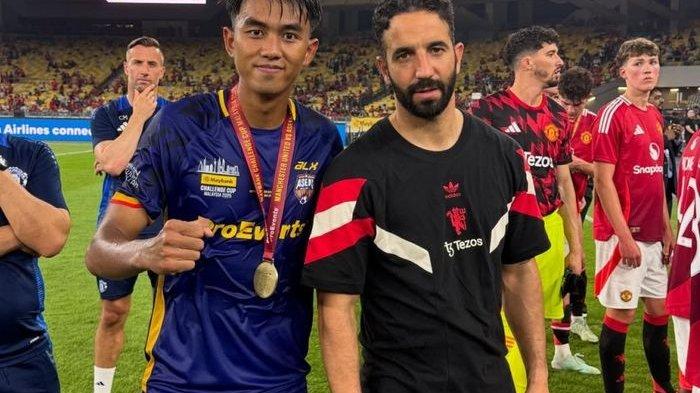 FOTO BARENG AMORIM - Kakang Rudianto usai ikut permalukan Manchester United dan foto bareng dengan Ruben Amorim usai laga ekshibisi, Rabu (28/5/2025).