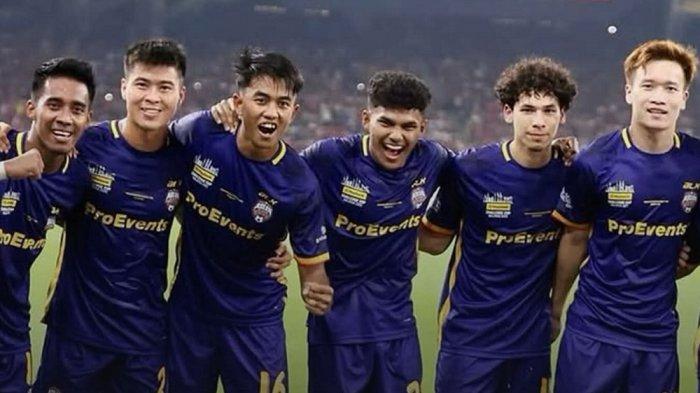 KAKANG DAN RISALDI - Dua pilar ASEAN All Stars, Kakang Rudianto dan Malik Risaldi, menjadi dua pemain Indonesia yang ikut memperkuat ASEAN All Stars asuhan pelatih Vietnam, Kim Sang-sik Pemain Persib Bandung dan Persebaya Surabaya itu terlihat turut bergembira saat berfoto bersama tim.