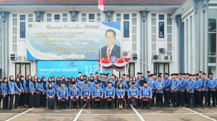 FOTO BERSAMA - Foto bersama UPACARA - Pegawai dari Kantor Wilayah Kemenkum Jabar, Kantor Wilayah Direktorat Jenderal Imigrasi Jawa Barat, dan Kantor Wilayah Kementerian HAM Jawa Barat usai mengikuti Upacara Peringatan Hari Kebangkitan Nasional  di lapangan upacara Kantor Wilayah Kementerian Hukum (Kemenkum) Jawa Barat, Selasa (20/5/2025).