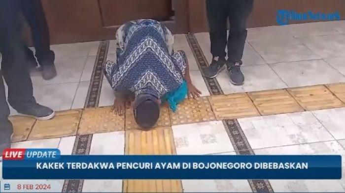 Kakek Suyatno (58) yang dituding mencuri ayam milik kepala desa sujud syukur setelah dibebaskan oleh Majelis Hakim Pengadilan Negeri (PN) Bojonegoro pada Rabu (7/2/2024).