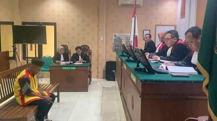 Kakek Suyatno saat menjalani sidang pembacaan eksepsi di PN Bojonegoro, Rabu (31/1/2024).