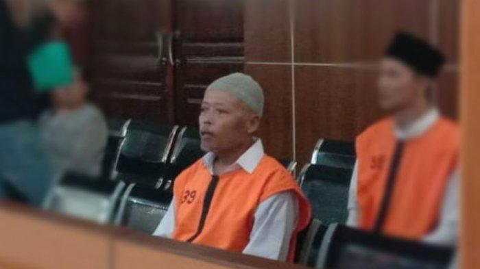 Seorang kakek bernama Mbah Piyono (61) asal Kota Malang, Jawa Timur, berurusan dengan hukum gegara memelihara ikan aligator gar yang biasa digunakan untuk membersihkan kolam ikan