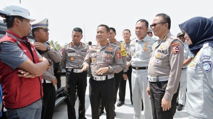 Kakorlantas Polri, Irjen Pol Aan Suhanan, meninjau Tol Fungsional Solo-Yogya dalam rangka kesiapan pengamanan Operasi Ketupat Libur Idul Fitri Tahun 2024, di Gerbang Tol Colomadu, Jawa Tengah, Jumat (26/1/2024