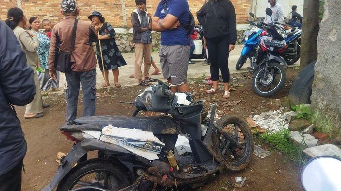 Kondisi sepeda motor wanita yang diduga terseret arus sungai di Kampung Cibingbin, RT 04/04, Desa Laksanamekar, Kecamatan Padalarang, Kabupaten Bandung Barat (KBB).