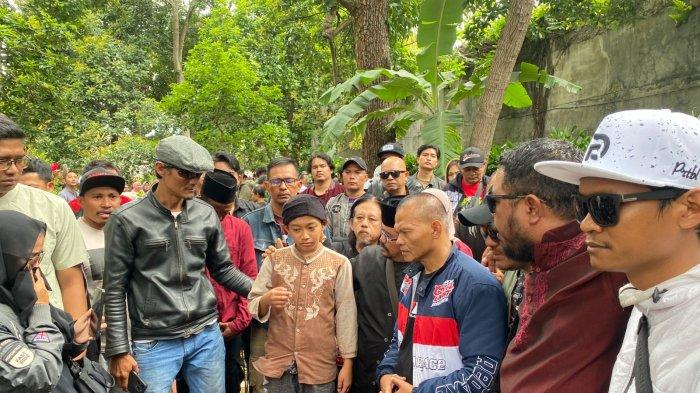 PEMAKAMAN KANG GOBANG - Kang Murad (jaket biru-merah) di Pemakaman Kang Gobang di TPU Cibabat Kota Cimahi, Jumat (7/2/2025).