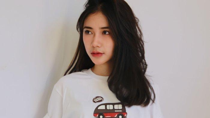 Hookey Graph, Sebuah brand fashion lokal telah meluncurkan koleksi terbaru yang dirancang khusus untuk mendukung semangat para mahasiswa dan dosen yang tengah berjuang dengan jurnal penelitian mereka.