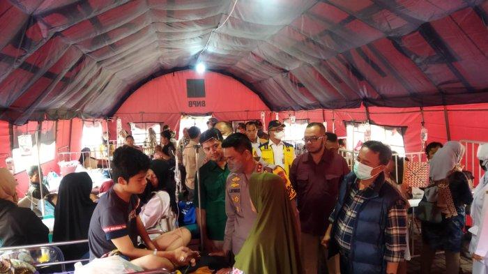 Kapolda Jabar Irjen Akhmad Wiyagus meninjau sejumlah pasien RSUD Sumedang yang terimbas gempa Sumedang pada Minggu (31/12/2023).