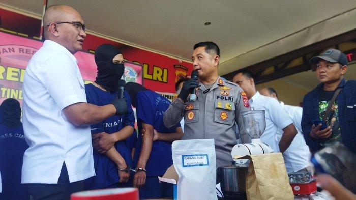 Kapolres Cimahi, AKBP Aldi Subartono, meminta keterangan dari IP, peracik kopi ganja, di Mapolres Cimahi, Kamis (3/8/2023).
