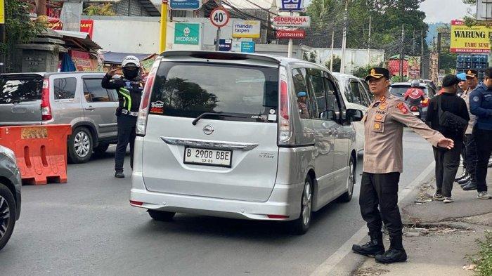 Kapolres Cimahi saat mengatur lalu lintas di Simpang Beatrix Lembang Kabupaten Bandung Barat (KBB) pada momen Libur Long Weekend Waisak 2025, Senin (12/5)