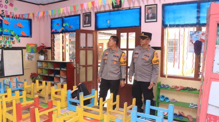  Kapolres Indramayu, AKBP Ari Setyawan Wibowo saat melakukan peninjauan dan pengecekan ke Taman Kanak-Kanak (TK) Kemala Bhayangkari 32 Kandanghaur, Kabupaten Indramayu, Senin (18/11/2024).