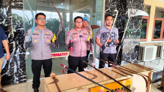 Kapolres Indramayu AKBP M Fahri Siregar dan jajarannya saat menunjukkan senjata tajam yang digunakan kedua kelompok remaja tawuran, Jumat (12/1/2024).