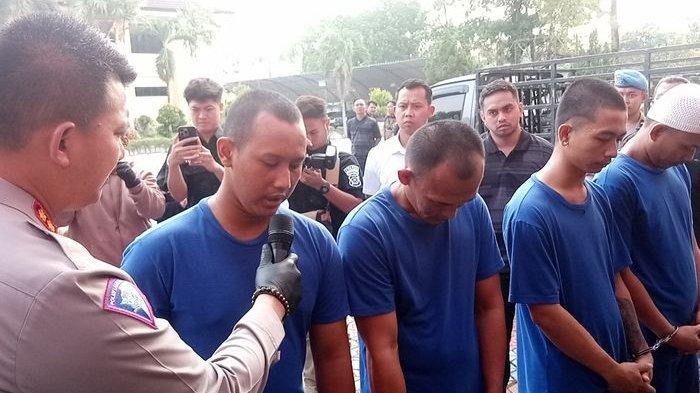 Kapolres Subang, AKBP Ariek Indra Sentanu, menginterogasi pelaku pemindahan gas dari tabung 3 kg ke tabung nonsubsidi di Mapolres Subang, Selasa (24/9/2024).