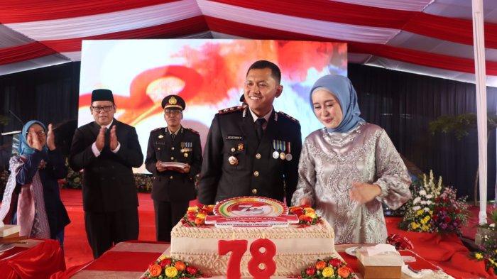 Kapolres Sukabumi Kota AKBP Ari Setyawan Wibowo didampingi Ketua Bhayangkari Cabang Sukabumi Kota, Rini Ari Setyawan Wibowo secara simbolis melaksanakan pemotongan kue HUT Ke 78 Bhayangkara.