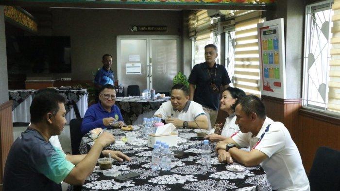 Kapolrestabes Bandung Kombes Pol Dr. Budi Sartono, SIK, M.Si, M.Han., bersama Forkopimda Kota Bandung melaksanakan kegiatan Coffee Morning dan diskusi di Kantor DPRD Kota Bandung, Jumat (12/7/2024).