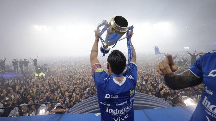 Kapten PERSIB, Marc Anthony Klok mengangkat trofi juara Liga 1 2024/25 di Stadion Gelora Bandung Lautan Api, Sabtu, 24 Mei 2024.