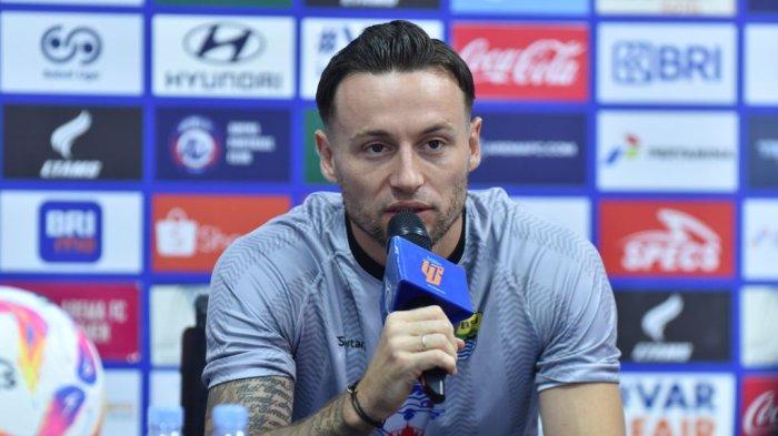 Kapten PERSIB, Marc Klok memberikan keterangan pers menjelang pertandingan melawan Arema FC di Stadion Gelora Soepriadi Blitar, Kamis, 23 Januari 2025.