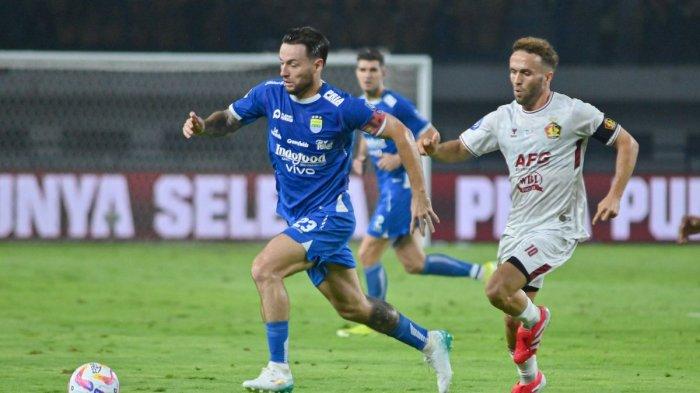 BEREBUT BOLA - Kapten Persib Bandung Marc Klok coba bongkar pertahanan Persik Kediri dibayangi Ze Valente pada laga pekan ke-26 Liga 1 2024-2025, Rabu (5/3/2025) di Stadion Gelora Bandung Lautan Api (GBLA).